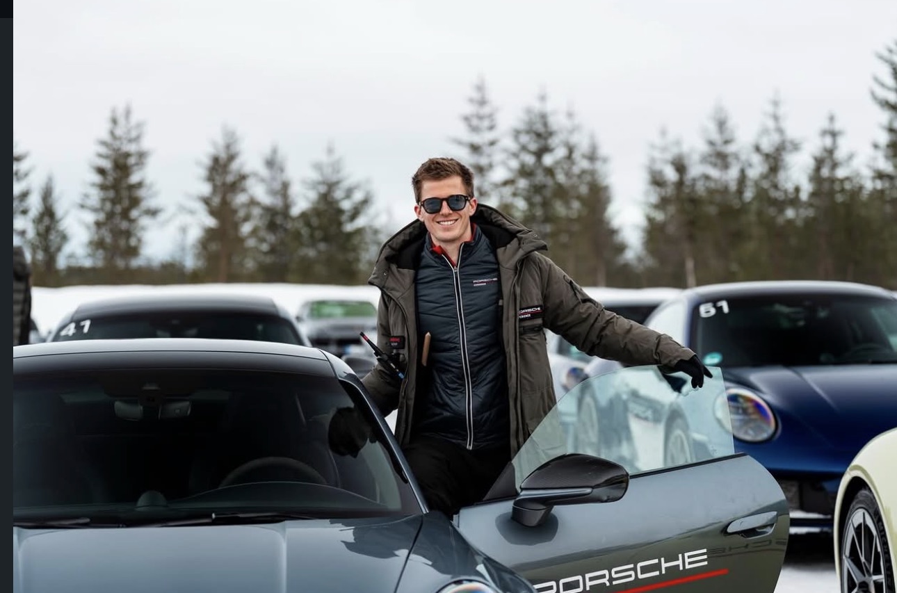 Joshua Waaijenberg with the Porsche fleet on the ice